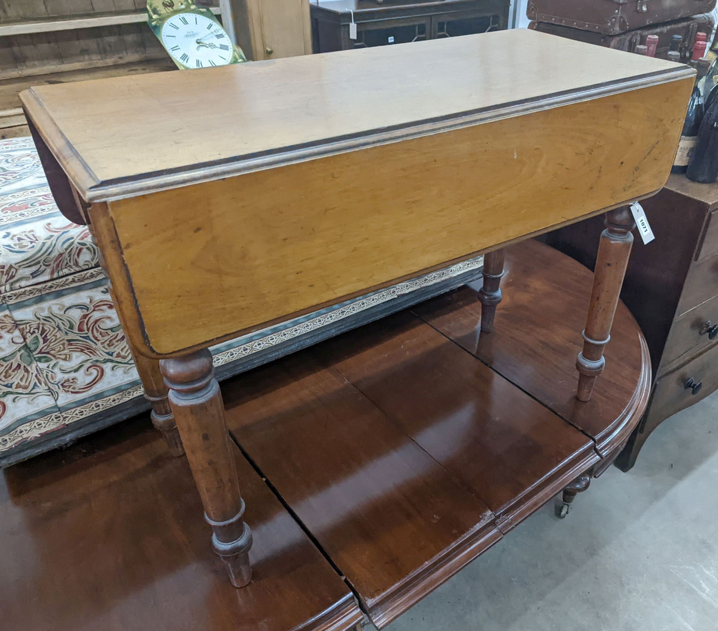 A Victorian Pembroke table, width 90cm, depth 40cm, height 69cm